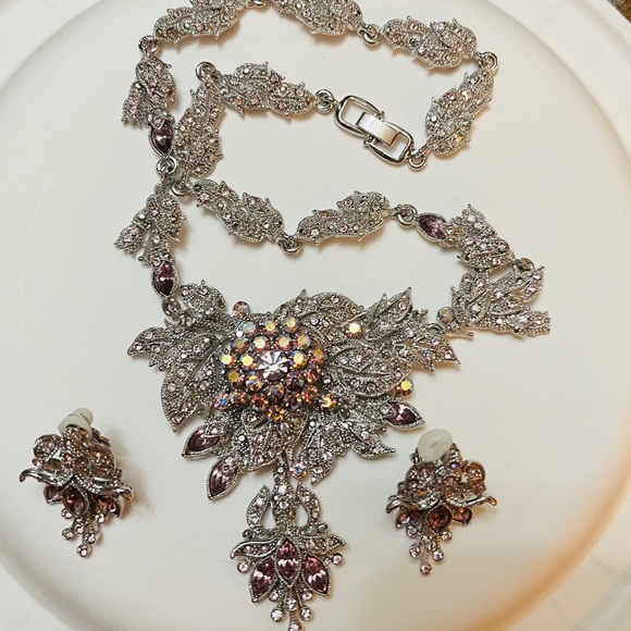 Statement silver plated necklace and clip on earrings set w/lavendar crystals - Picture 4 of 14